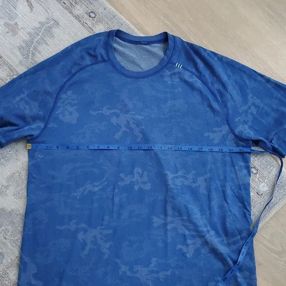 Lululemon Blue Camo Short Sleeve Athletic Shirt Top SzXL - Picture 6 of 8
